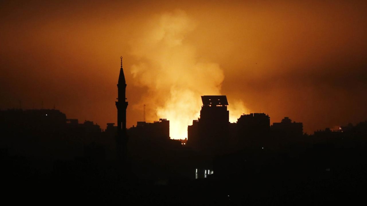 Katil İsrail okulu ve evi hedef aldı