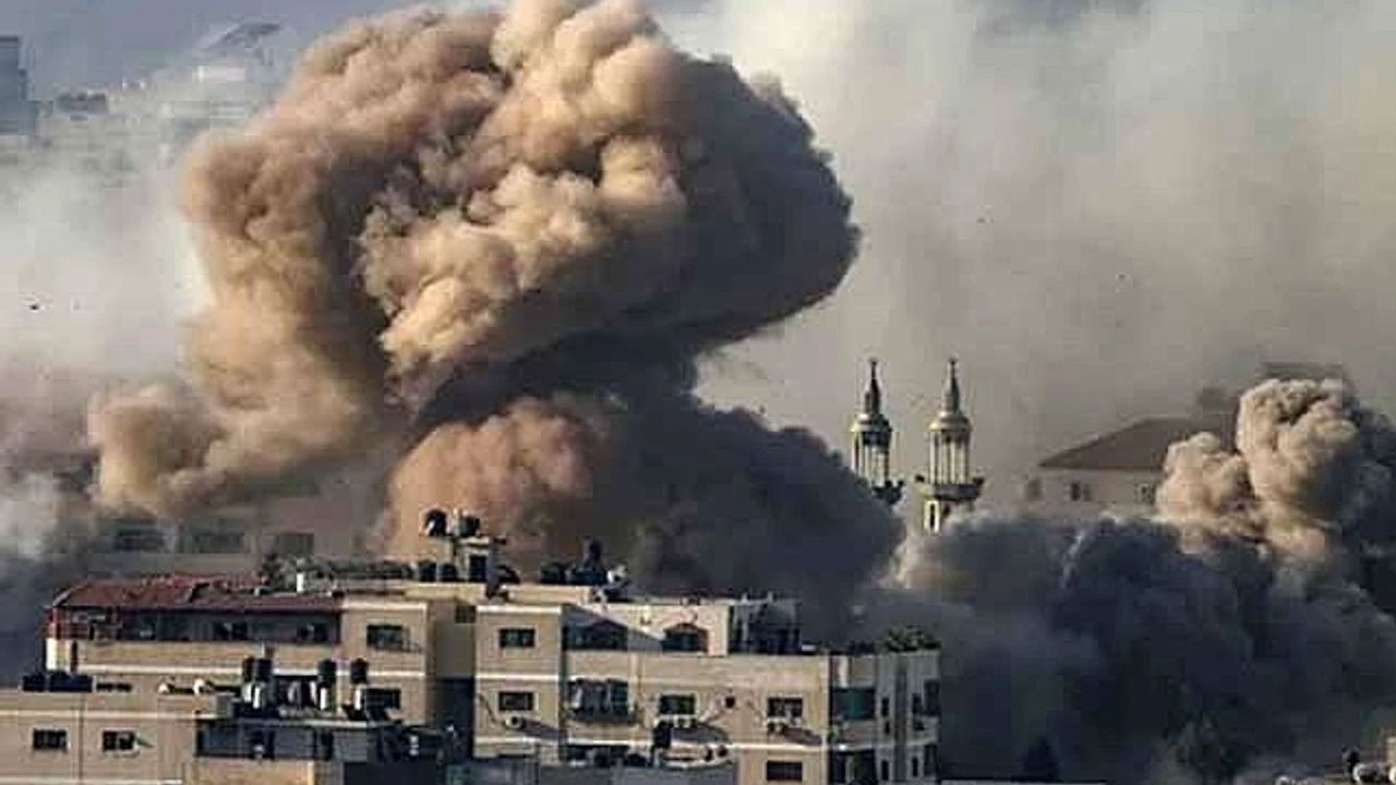 Katil İsrail ordusu patlayıcılarla cami yıktı