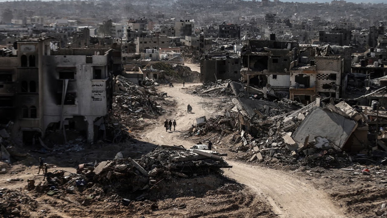 Katil İsrail ordusu, Tulkerim’de Filistinlilere ait bir evi ateşe verdi