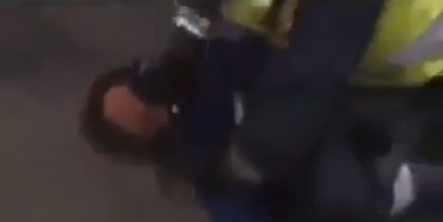 Katil İsrail polisi, Filistinli genci boğazlayarak katletti