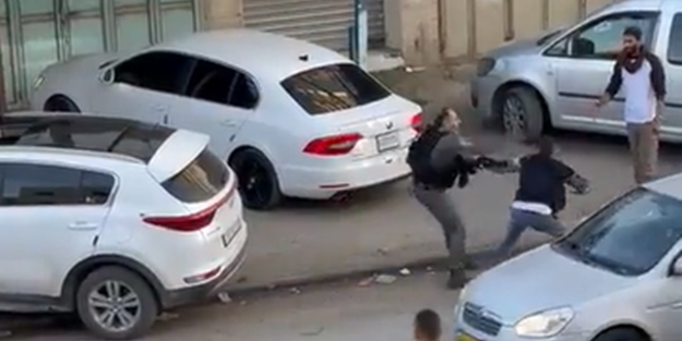 Katil İsrail polisi Filistinli genci herkesin gözü önünde acımasızca katletti!
