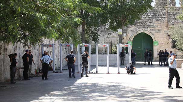 Katil İsrail polisi Mescid-i Aksa'nın kapılarına metal dedektörleri kurdu
