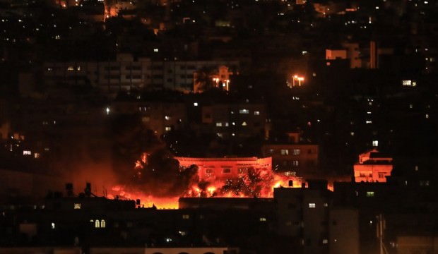 Katil İsrail savaş uçakları ile Gazze'yi vuruyor