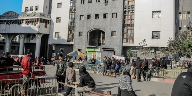 Katil İsrail Şifa Hastanesi çevresindeki çadırları bombaladı!