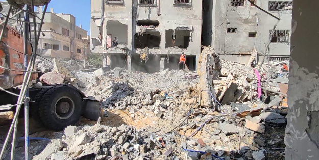 Katil İsrail sivillerin üzerine bomba yağdırdı! 19 şehit