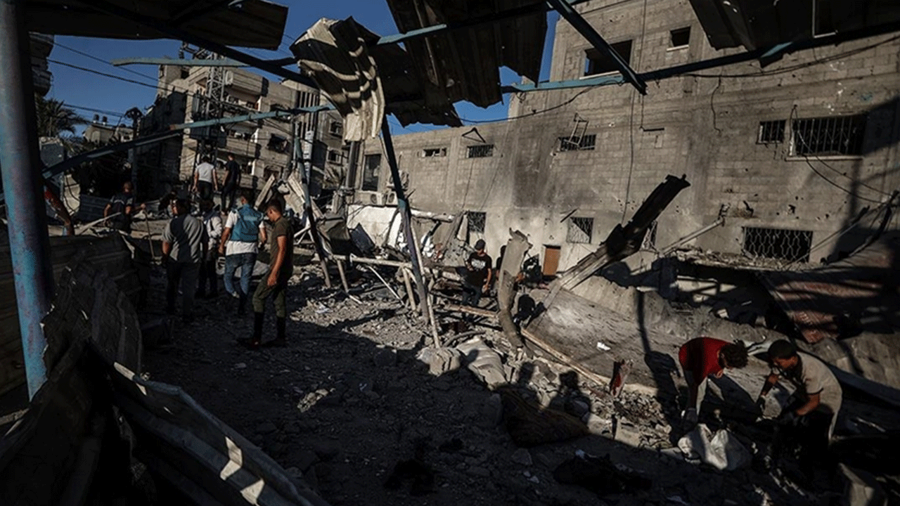 Katil İsrail yine okul vurdu! Şehit ve çok sayıda yaralı var