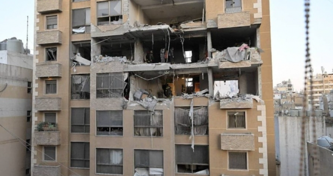Katil İsrail'den Beyrut'un kalbine alçak saldırı! Sivillerin yaşadığı bina yerle bir oldu