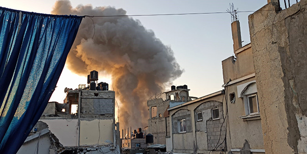 Katil İsrail'den Filistinlilerin sığındığı mülteci kampına hava saldırısı