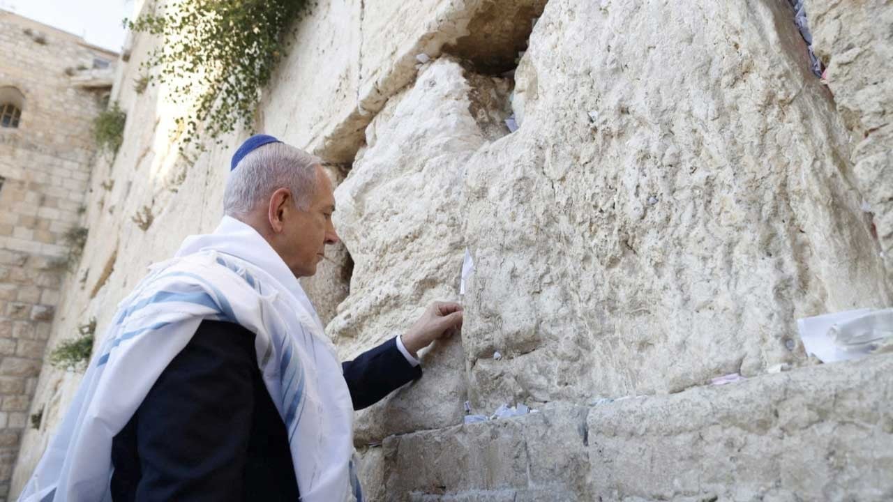 Katil Netanyahu binlerce siyonist ile baskın düzenledi