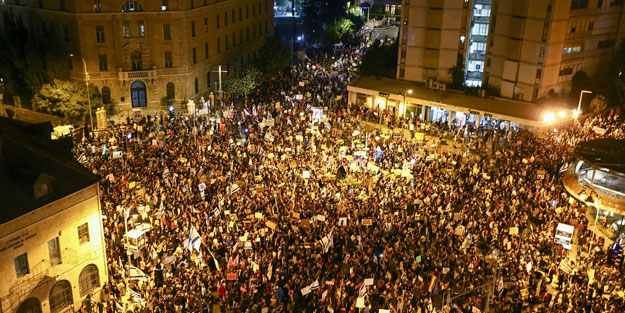 Katil Netanyahu'nun istifası talebiyle sokaklara indiler