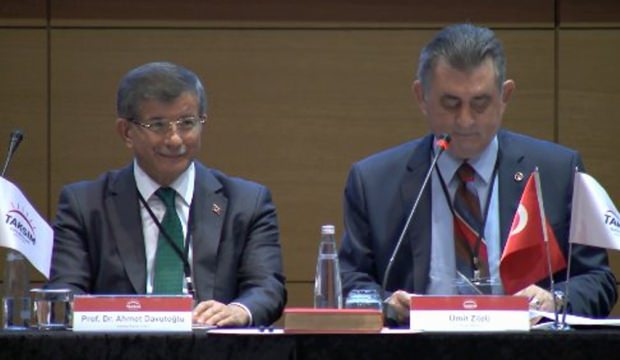 Katıldığı programda skandal ‘onur konuğu’ Davutoğlu darbecilerle aynı yerde!