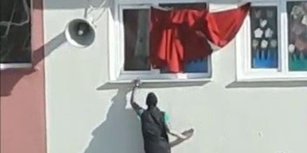 Hassasiyet güzel ama yöntem yanlış! Gençlerin gururlandıran bayrak görüntüleri
