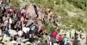 Katliam gibi kaza! Minibüs şarampole yuvarlandı; 11 kişi öldü, 25 yaralı var