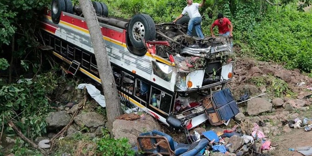 Katliam gibi kaza! Otobüs uçuruma yuvarlandı: 16 ölü, 47 yaralı