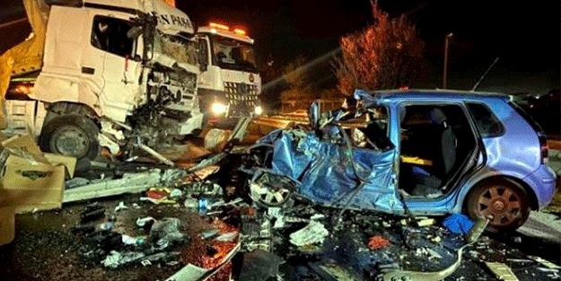 Katliam gibi kaza! Tır otomobilin üzerine devrildi