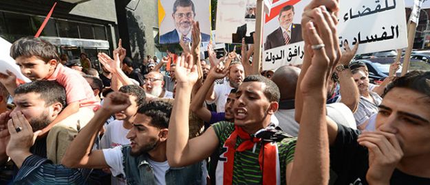 Katliam ve yasaklara rağmen halk sokakta