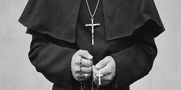 Katolikler şaşkın: Bir papazın 20 yıldan bu yana yaptığı vaftizler iptal oldu