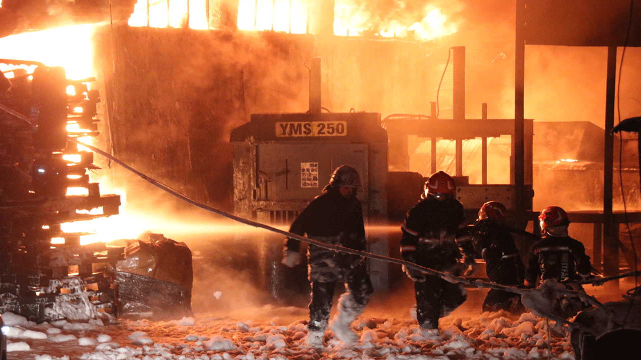 Kauçuk fabrikasında başlayan yangın yanındaki 4 iş yerinin de yanmasına neden oldu