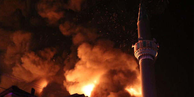 Kauçuk fabrikasında çıkan yangın geceyi aydınlattı