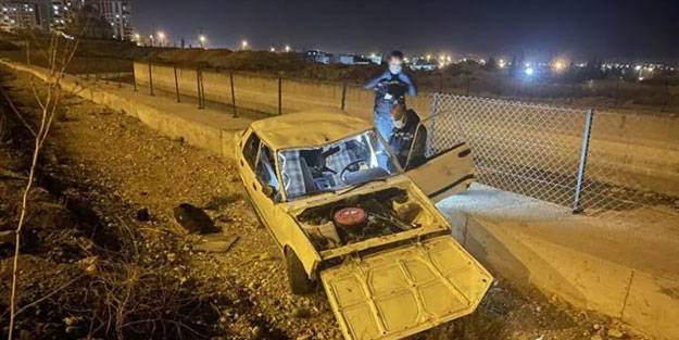Kavaya karışan kişi otomobilini çevredekilerin üzerine sürdü