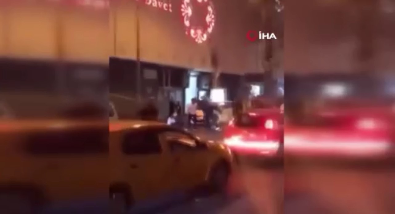 Kavga anları saniye saniye kamerada! Festival alanı boks ringine döndü