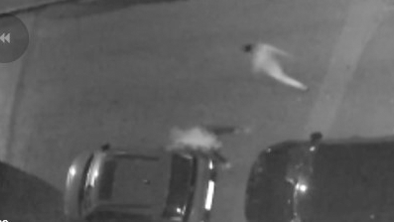 Kavga eden genç sinirini arabadan çıkardı: O anlar kamerada!