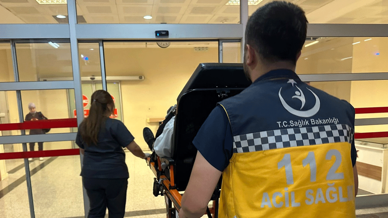 Kavga eden kadınları ayırdı, bıçaklandı