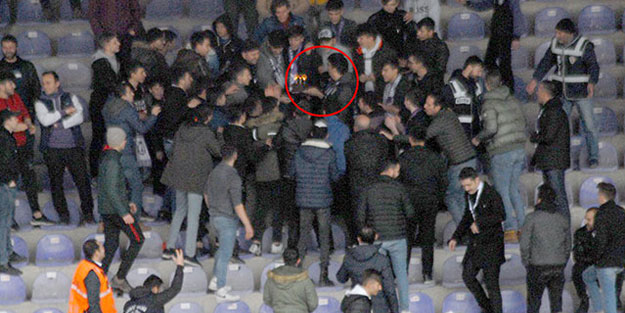 Kavga ediyormuş gibi yapan taraftarlardan sürpriz doğum günü kutlaması