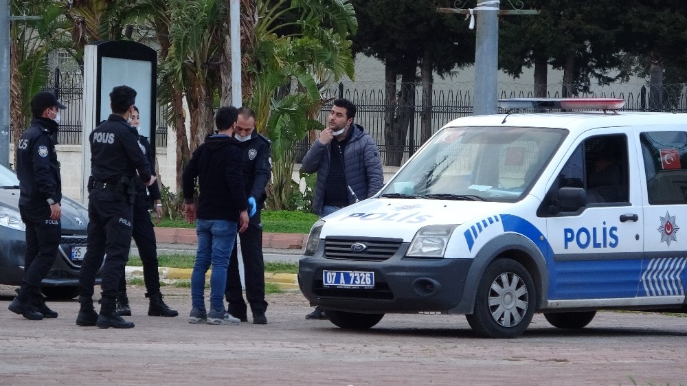Kavga ettiler, sosyal mesafe cezası yediler 