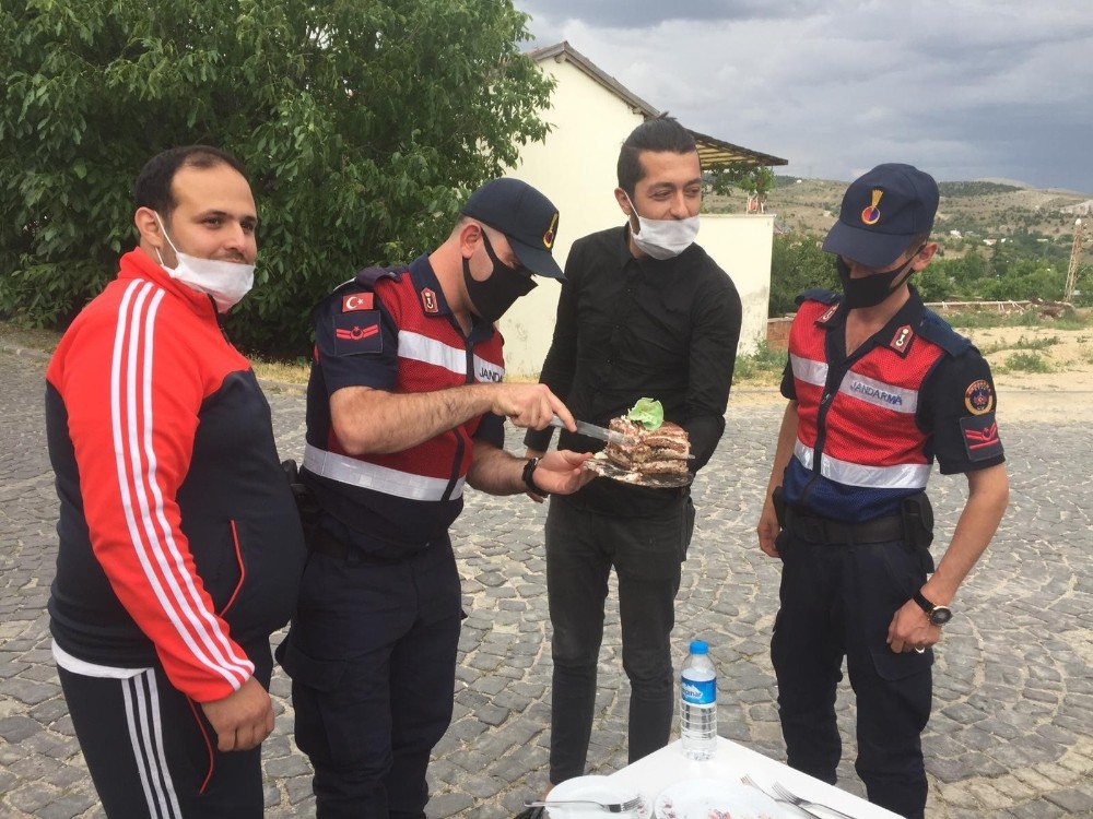 Kavga ihbarına giden jandarmaya pastalı kutlama 