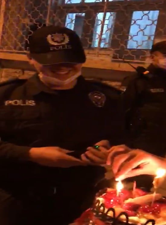 Kavga ihbarına giden polise müzikli pastalı sürpriz 