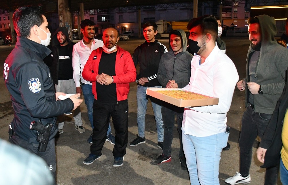 Kavga ihbarına giden polise tatlı sürprizi 