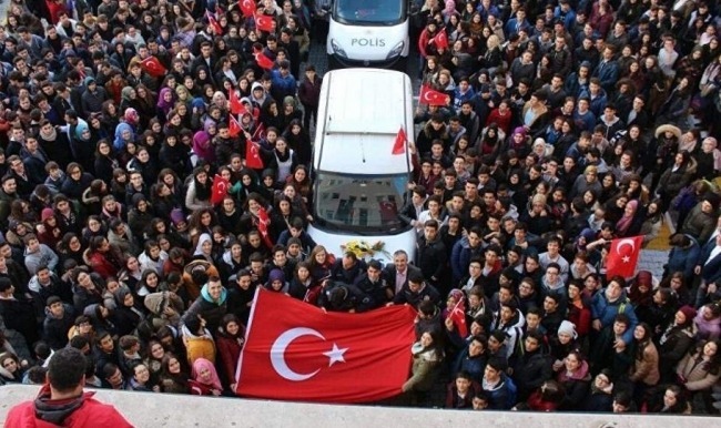 Pendik'de kavga ihbarına giden polisler çiçekle karşılandı