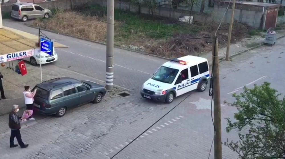 Kavga ihbarına giden polislere çiçekli karşılama 