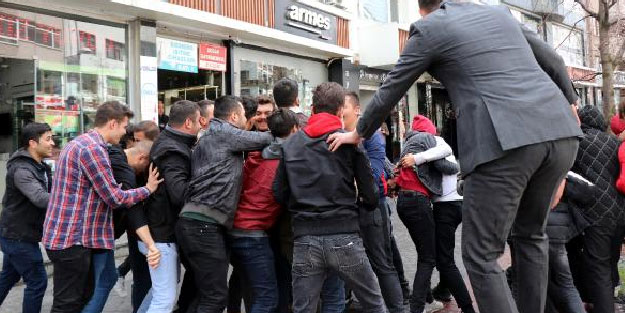Kavga ihbarıyla çağırdıkları polislerin, Polis Haftası'nı kutladılar