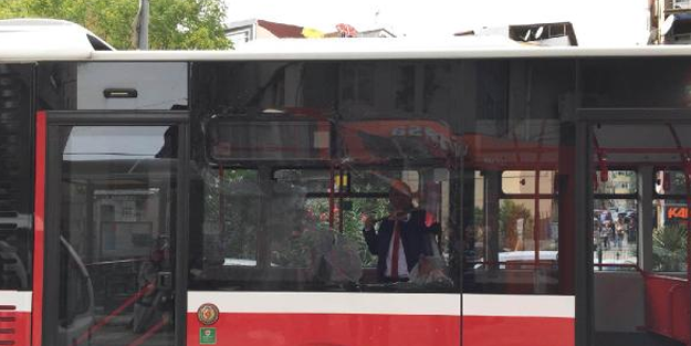 Kavga sırasında fırlatılan kavanoz, belediye otobüsünün camını parçaladı
