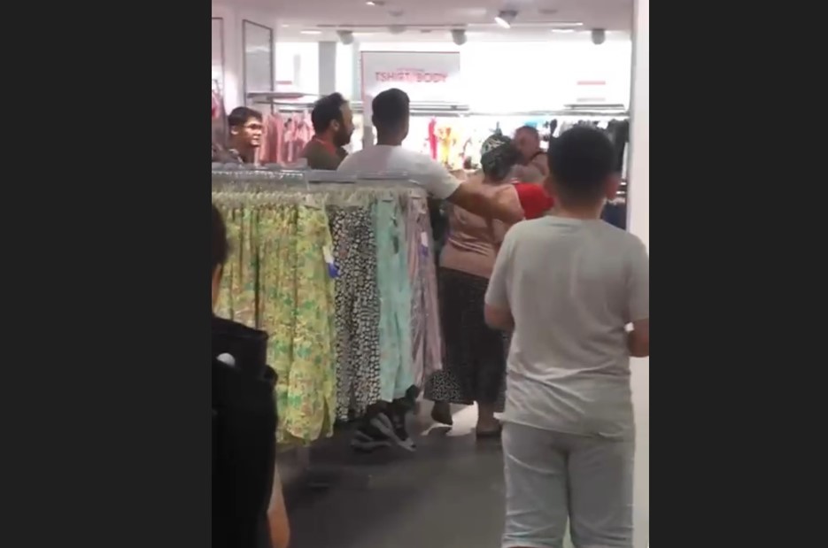 Kavgaya bahane lazım! Son 1 adet kıyafet için olanlara inanamayacaksınız