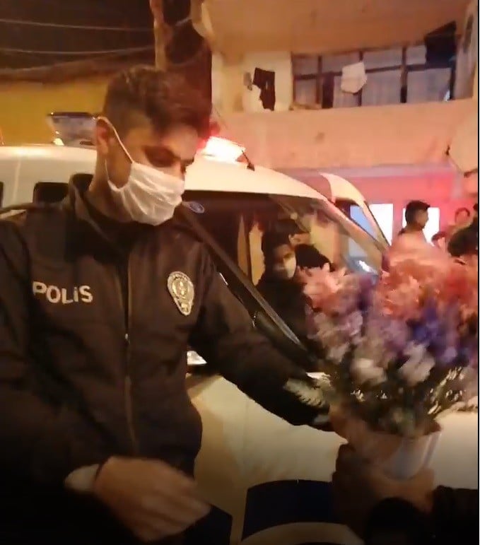 Kavgaya gelen polisleri pasta ve çiçeklerle karşıladılar 