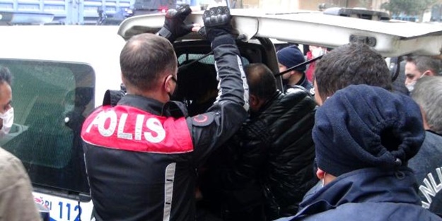 Kavgaya müdahale eden polislere bıçaklı saldırı