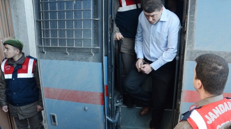 Kavgayı anlatırken arkadaşını öldürdü!