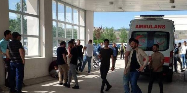 Kavgayı ayıracaktı, adamı bıçakladı!