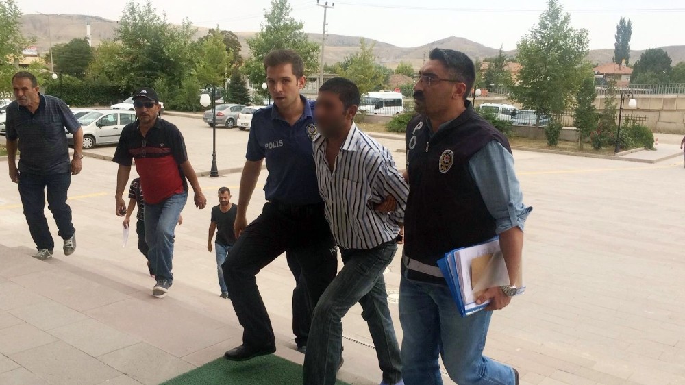 Kavgayı ayıran babasını yanlışlıkla öldürdü 