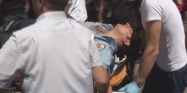 Kavgayı ayıran polis bıçaklandı