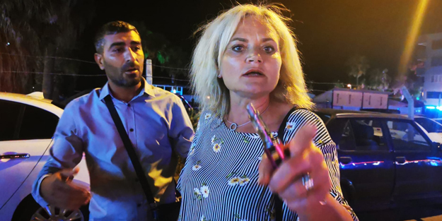 Kavgayı bırakıp kendilerini görüntüleyen gazeteciye saldırdılar!