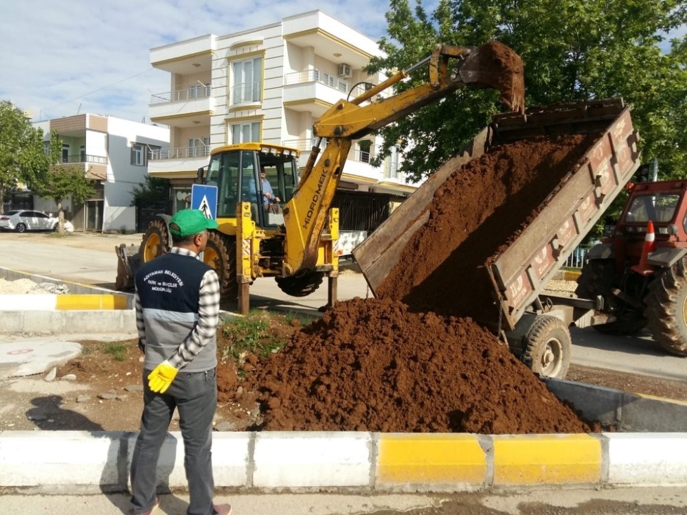 Kavşak ve refüjlerde düzenleme çalışması 