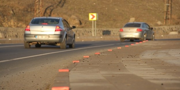  Kavşak ve virajlara ışıklı reflektörlü plaka