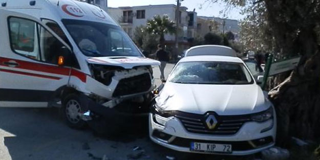 Kavşakta ambulansla otomobil çarpıştı: 2'si çocuk 6 yaralı
