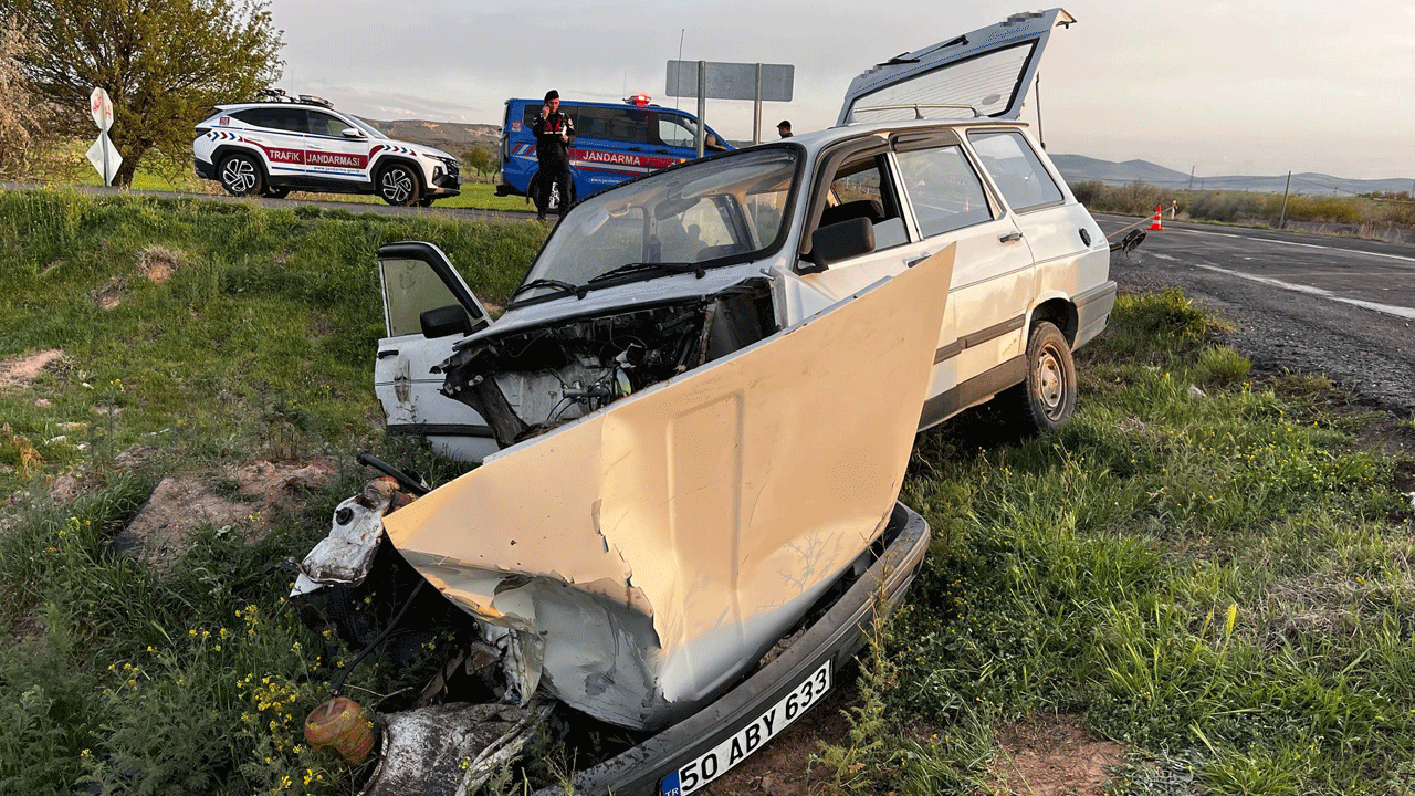 Kavşakta bekleyen aracı sollayıp ana yola çıktı: 1 kişi öldü, 3 kişi yaralandı