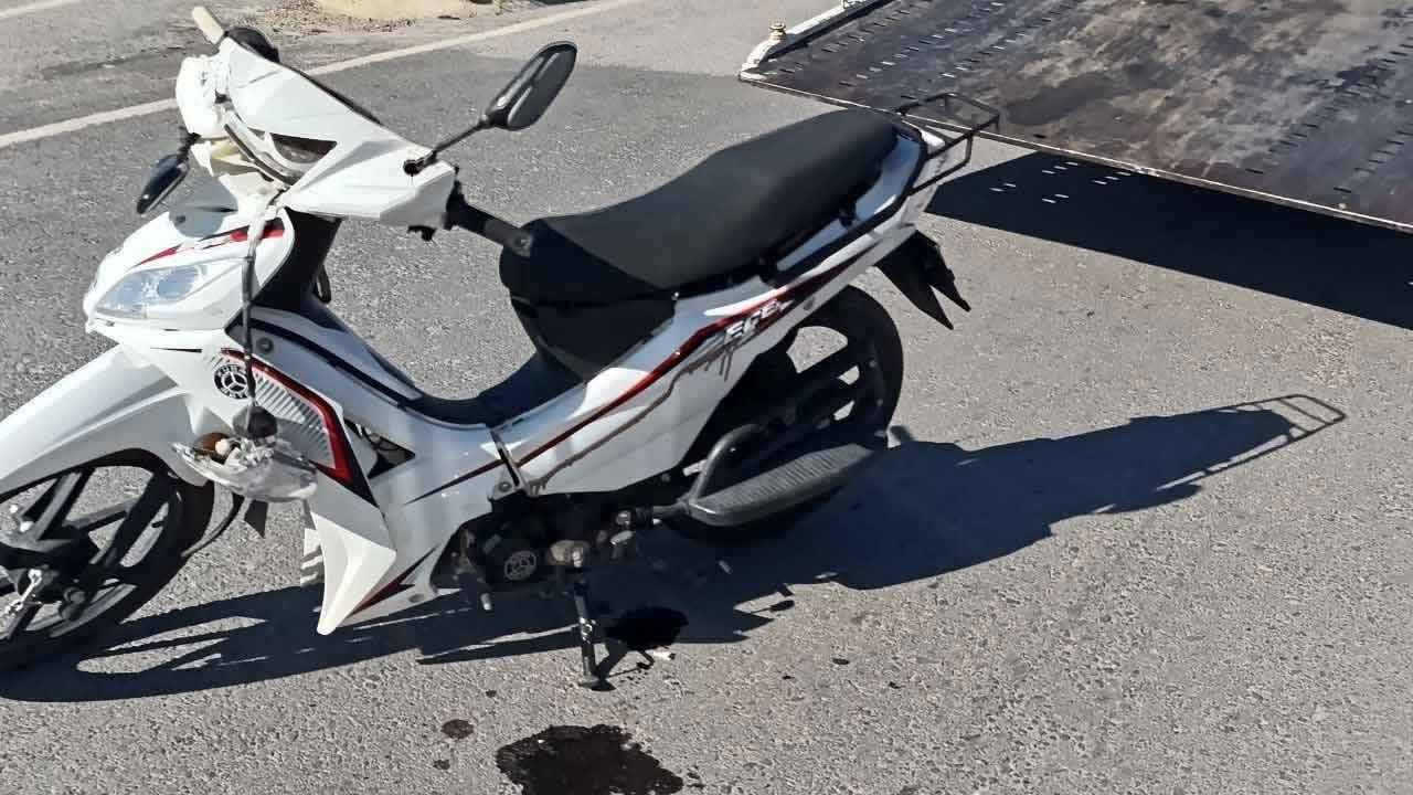 Kavşakta can pazarı! Konya'da otomobille çarpışan motosikletli yaşam mücadelesi veriyor!