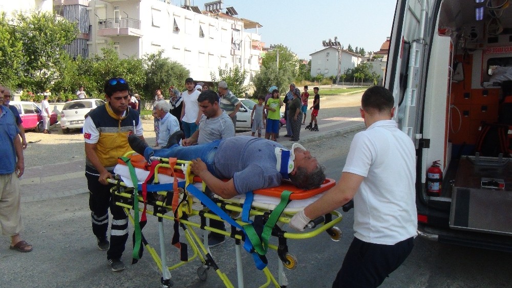 Kavşakta çarpışan araçlar hurdaya döndü: 2 yaralı 